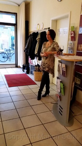 01-Ausstellung2015.jpg - Vernissage im Cafè Mittendrin in Köln-Dünnwald am 1. Oktober 2015. Dauer der Ausstellung 26. Oktober bis 26. November 2015. Ein sehr gesschmackvoll eingerichtetes Café mit zwei sehr sympathischen Leiterinnen Frau Wellmann und Frau Barthel, das ehrenamtlich geführt wird und in dem wechselnde Ausstellungen im Rythmus von 2 Monaten stattfinden. Wartezeiten von 1 Jahr sind durchaus Normalität. Kulturell findet hier immer mal wieder etwas Interessantes statt.